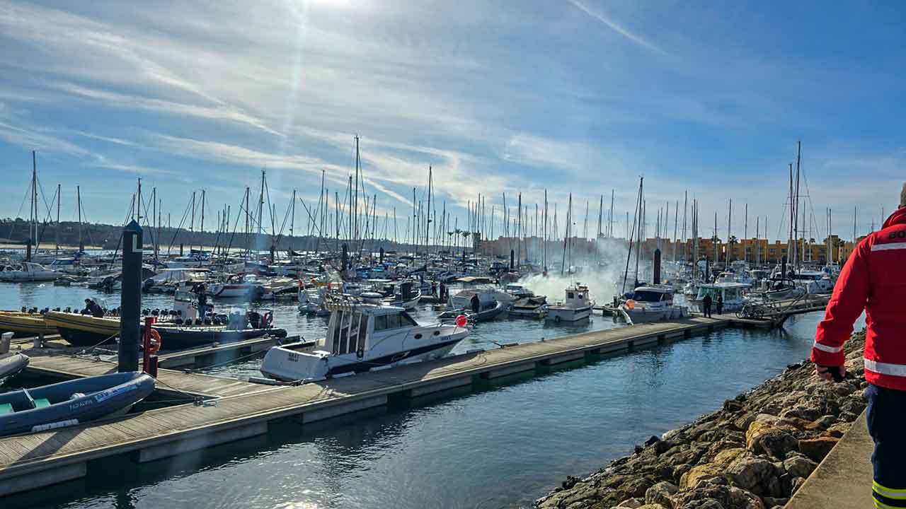 Marina de Portimão testou ontem o dispositivo de segurança e emergência num exercício de simulacro de incêndio numa embarcação atracada num posto de amarração.
