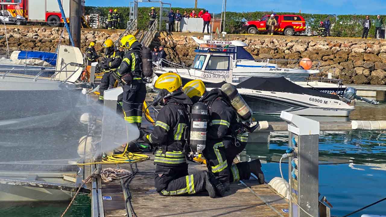 Marina de Portimão testou ontem o dispositivo de segurança e emergência num exercício de simulacro de incêndio numa embarcação atracada num posto de amarração.