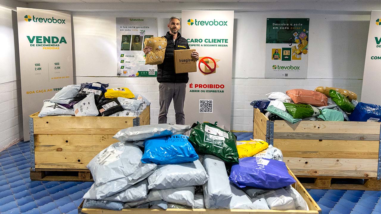 A Trevobox, marca portuguesa especializada na venda de encomendas perdidas, abriu hoje em Faro uma loja pop-up. Basta escolher, pesar, pagar e, com sorte, levar um bom negócio para casa.