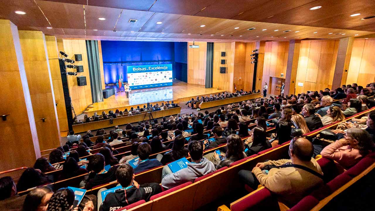 As Bolsas de Excelência da UAlg já premiaram 774 estudantes, totalizando um apoio de mais de 626.560 mil euros, desde o ano letivo 2012/2013.
