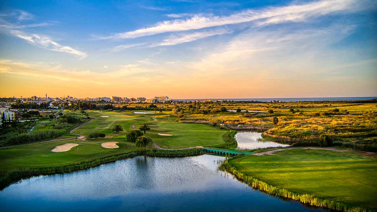 A nova identidade reforça a ligação à marca Vilamoura e ao destino Vilamoura, no Algarve, uma referência para golfe e lazer na Europa.