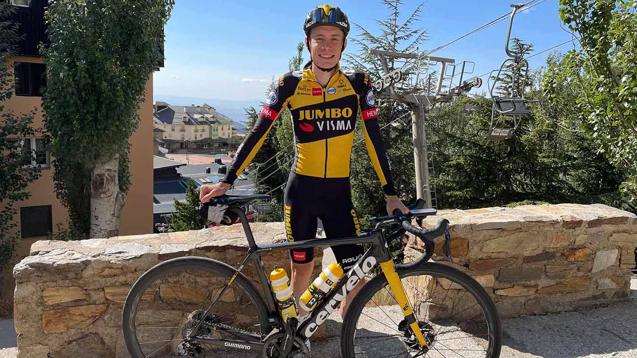 O duelo inaugural da época entre Jonas Vingegaard e Primož Roglič será a principal atração de uma Volta ao Algarve de incontáveis nomes sonantes do pelotão, com João Almeida a apresentar-se como o outsider na luta pela geral.