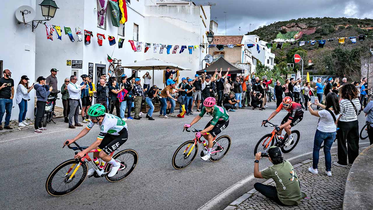 A Volta ao Algarve e o Algarve Granfondo atraem milhares de visitantes e promovem o destino a nível global, ao longo de cinco dias.