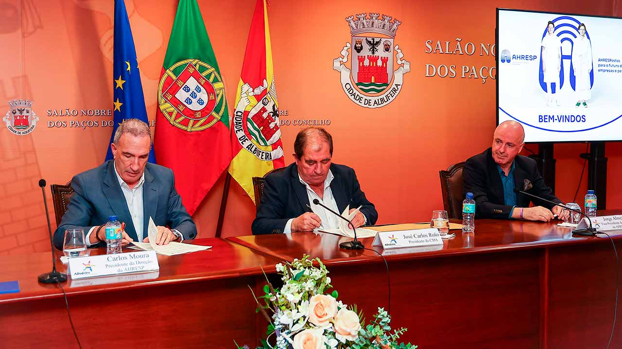 Albufeira e a AHRESP celebraram um protocolo para cedência de espaço, durante cinco anos, de forma a aprofundar apoio aos empresários num concelho ativo na área do turismo.
