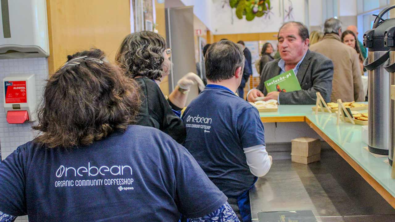 A APEXA – Associação de Apoio à Pessoa Excecional do Algarve comemorou o 22.º aniversário na Biblioteca Municipal Lídia Jorge, em Albufeira.