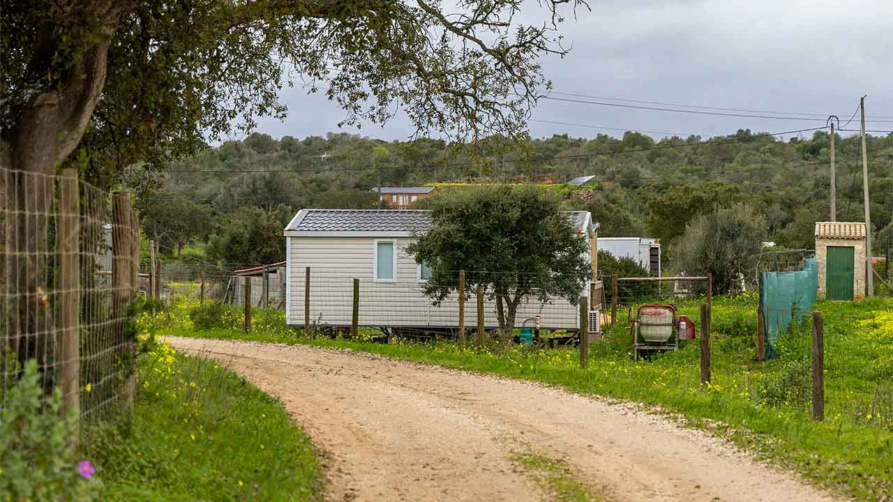Advogado Alexander Rathenau disserta sobre o Faroeste da proliferação descontrolada de milhares de construções ilegais no Algarve.