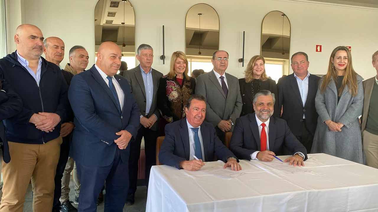 O PSD do Algarve e o Partido Popular (PP) da província espanhola de Huelva decidiram lançar uma petição bilingue a exigir a concretização de uma linha ferroviária de alta velocidade entre o Algarve e Andaluzia, anunciou a formação social-democrata.