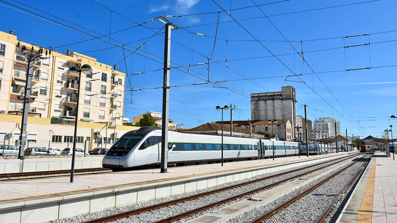 O PSD do Algarve e o Partido Popular (PP) da província espanhola de Huelva decidiram lançar uma petição bilingue a exigir a concretização de uma linha ferroviária de alta velocidade entre o Algarve e Andaluzia, anunciou a formação social-democrata.