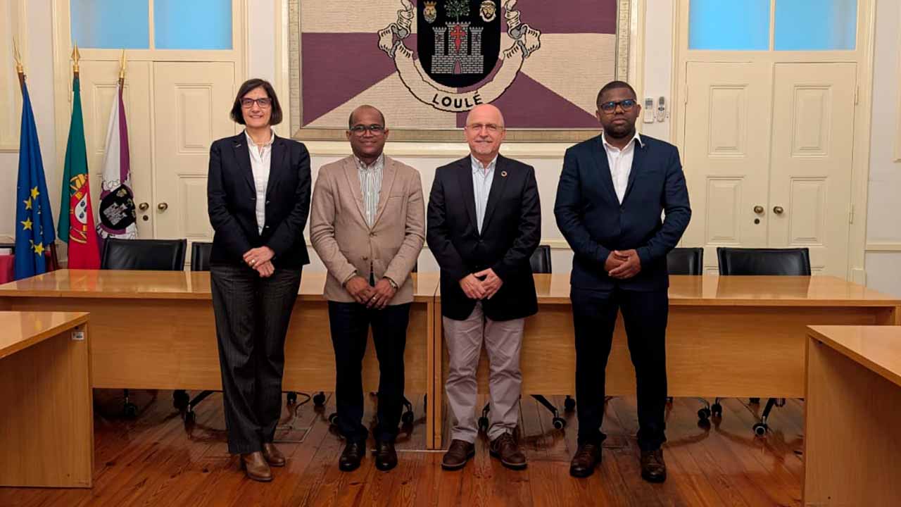 Vítor Aleixo recebeu Armindo Freitas, autarca de Cabo Verde, em Loulé, com o objetivo de estreitar laços entre os dois municípios e convidar o edil para o MED 2025.
