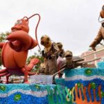 No segundo dia de Carnaval de Loulé, 15 carros alegóricos animaram os cerca de 10 mil visitantes que se juntaram na Avenida José da Costa Mealha.