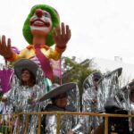 No segundo dia de Carnaval de Loulé, 15 carros alegóricos animaram os cerca de 10 mil visitantes que se juntaram na Avenida José da Costa Mealha.