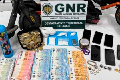 Três homens com idades entre os 36 e os 42 anos foram detidos pela GNR, em Quarteira, pelo tráfico de droga, após diversas buscas policiais.