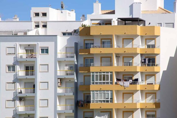 Os empréstimos para habitação atingiram em fevereiro um montante de 103.500 milhões de euros, o valor mais alto desde julho de 2014, segundo dados hoje divulgados pelo Banco de Portugal (BdP).