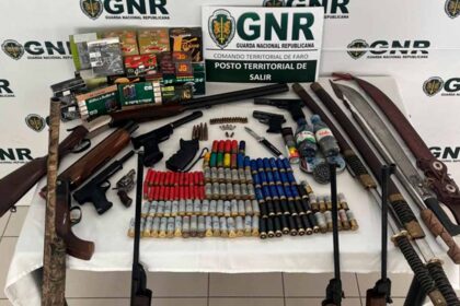 A GNR deteve um homem, em Loulé, por furtos em residências posse de 18 armas ilegais, após busca domiciliária e num veículo.