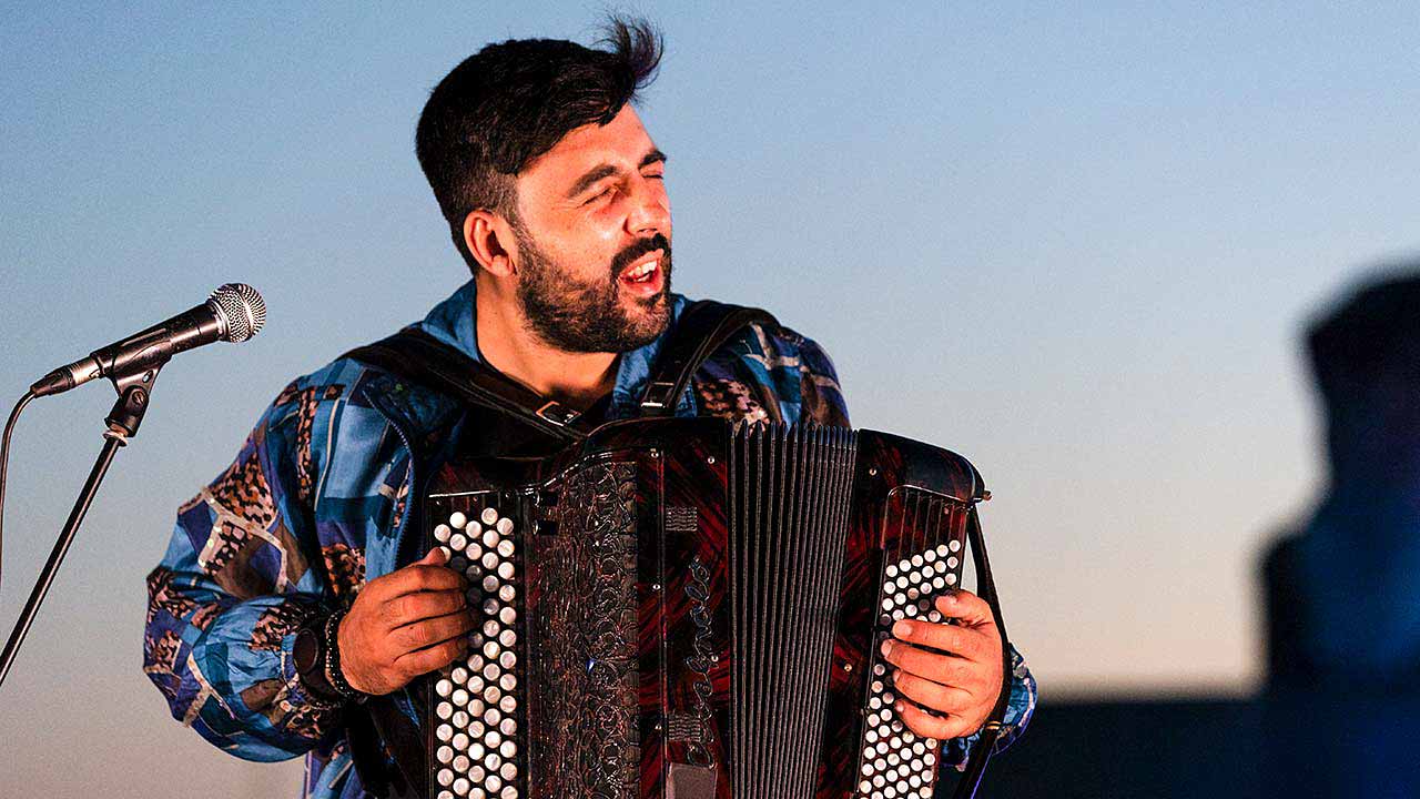 Natural de Albufeira, João Frade lança um novo álbum, com 10 temas, inspirado no Barrocal do Algarve, intitulado «Terra Ruiva».