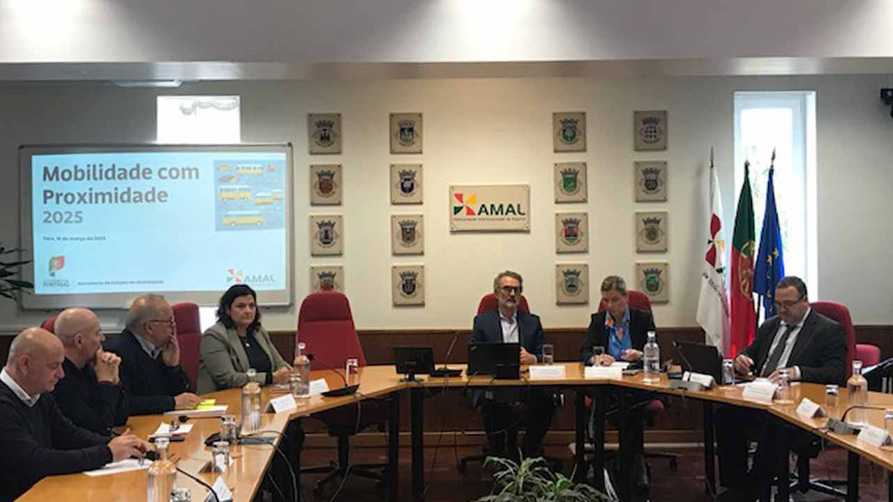 Cristina Pinto Dias, secretária de Estado da Mobilidade, esteve com os autarcas do Algarve numa reunião onde se debateram os desafios e as perspetivas da mobilidade na região.