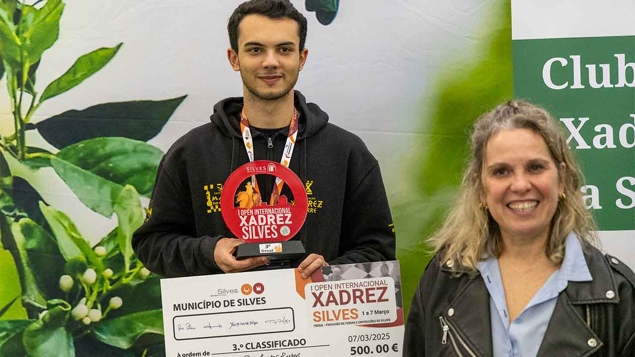 A estreia do Open Internacional de Xadrez de Silves trouxe 94 jogadores à cidade algarvia, entre 1 e 7 de março, num torneio que se destacou pela qualidade e competitividade.