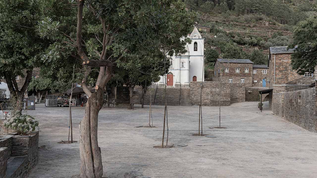 A Praça e Posto de Turismo de Piódão, em Piódão – Arganil, obra assinada por Paula Del Rio Huesa, é a vencedora do 1.º Prémio Maria José Estanco 2025.