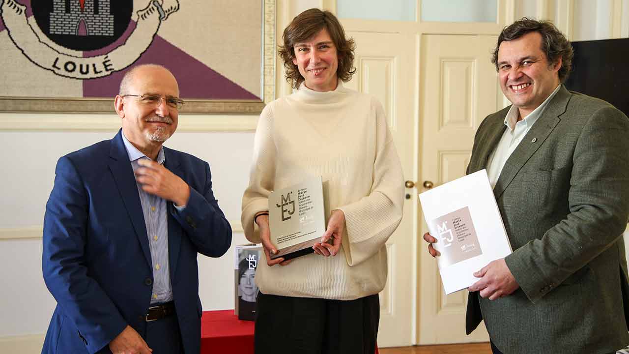 A Ordem dos Arquitetos e a Câmara de Loulé entregaram hoje a Paula del Rio o prémio Maria José Estanco, que distingue a participação de mulheres na criação de obras arquitetónicas de qualidade, disse o presidente da Ordem.