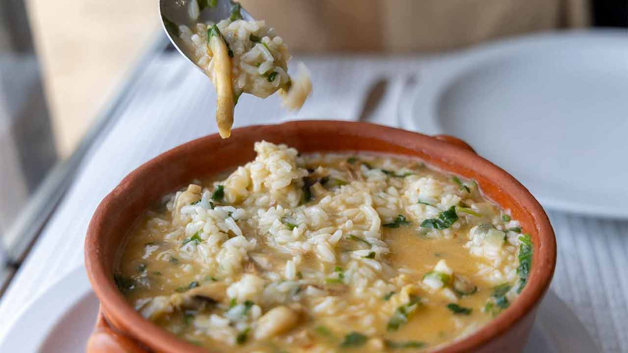 É difícil comer mal na ilha de Faro e há muitas alternativas, mas para os que conhecem bem a zona, o Restaurante Zé Maria é uma paragem obrigatória.