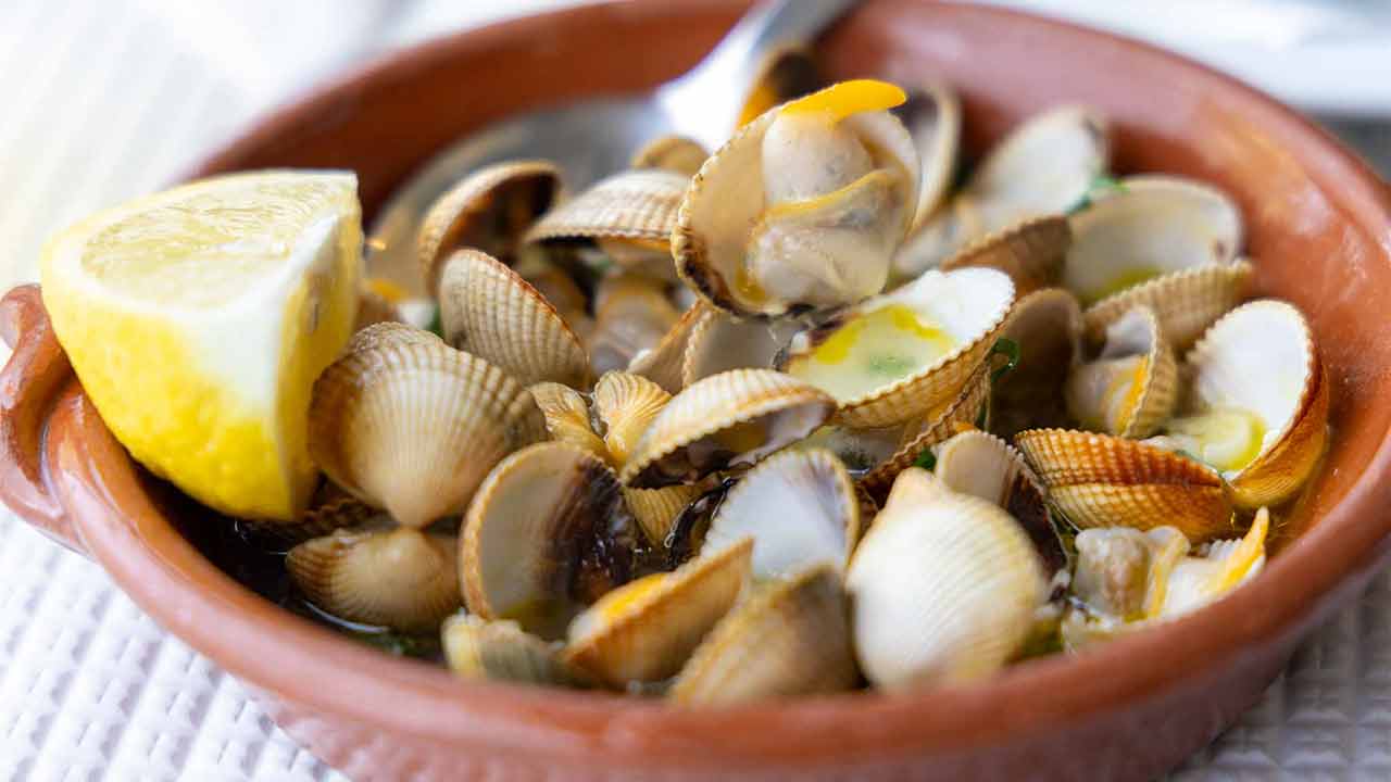 É difícil comer mal na ilha de Faro e há muitas alternativas, mas para os que conhecem bem a zona, o Restaurante Zé Maria é uma paragem obrigatória.