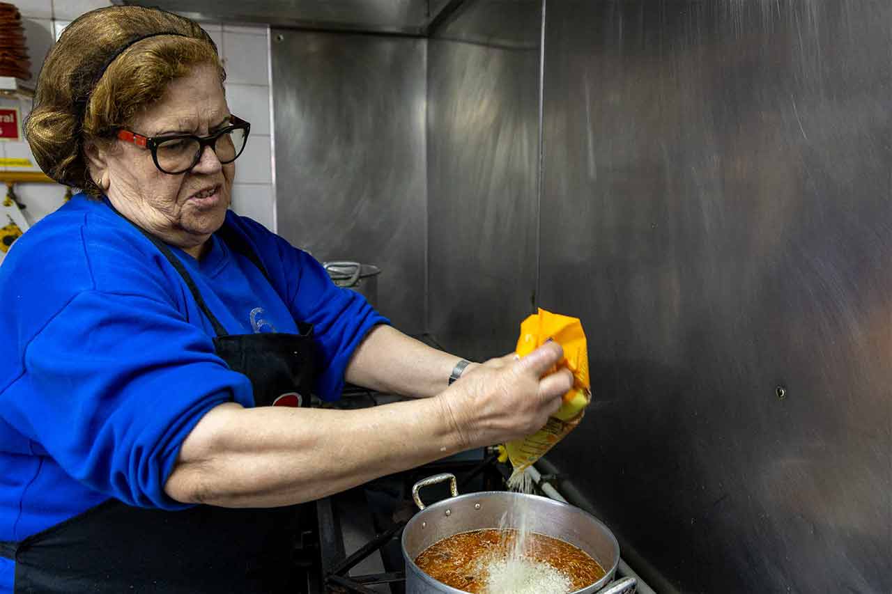 É difícil comer mal na ilha de Faro e há muitas alternativas, mas para os que conhecem bem a zona, o Restaurante Zé Maria é uma paragem obrigatória.