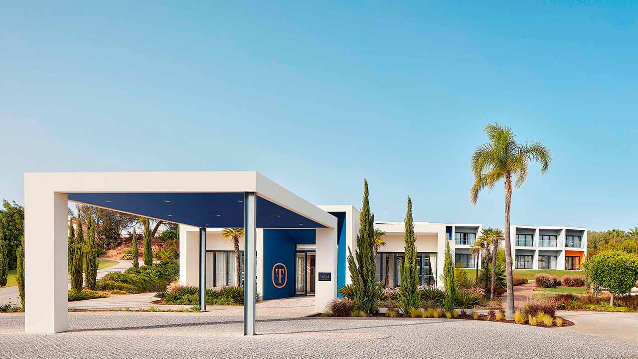 A nova temporada está prestes a começar no Tivoli Alvor Algarve Resort, que reabre as portas a 28 de março, com 491 quartos, seis piscinas aquecidas e quatro restaurantes.
