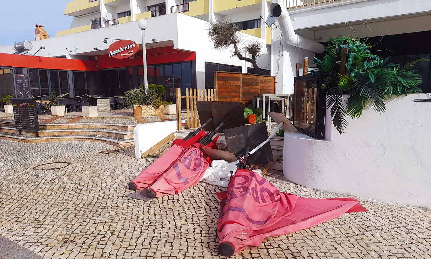 A depressão Martinho passou esta noite pelo Algarve, onde o principal problema foi o vento, que provocou quedas de árvores e estruturas amovíveis.