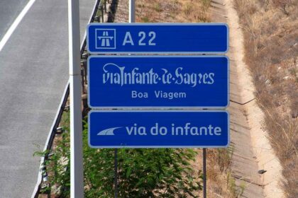 Cinco pessoas ficaram feridas depois de uma colisão entre dois veículos, na A22, em Albufeira, estando um deles em contramão.