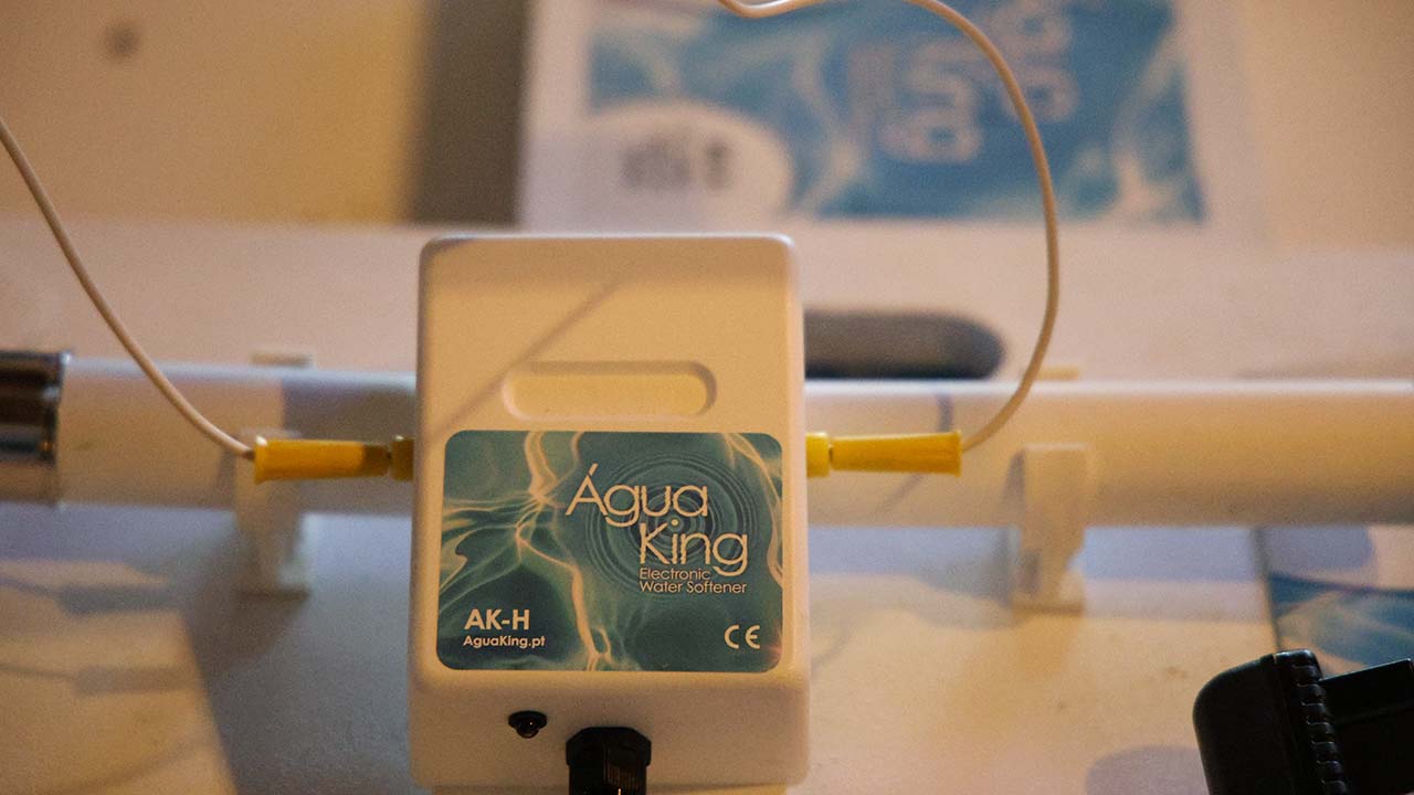 A nova marca ÁguaKing Portugal acaba de lançar um amaciador eletrónico de água, sem químicos ou sal, concebido para combater os elevados níveis de calcário na água para redes domésticas, piscinas e jardins.