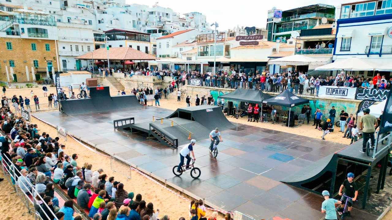 A quarta edição do Albufeira Sea Fest contou com a maior participação de sempre, onde se totalizaram 20 mil visitantes ao longo dos três dias do certame, entre 17 e 19 de abril, na Praia dos Pescadores.