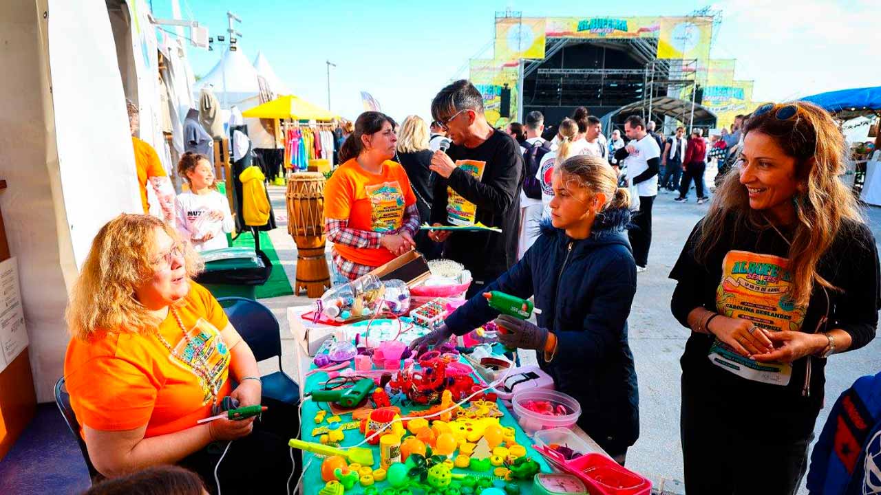 A quarta edição do Albufeira Sea Fest contou com a maior participação de sempre, onde se totalizaram 20 mil visitantes ao longo dos três dias do certame, entre 17 e 19 de abril, na Praia dos Pescadores.