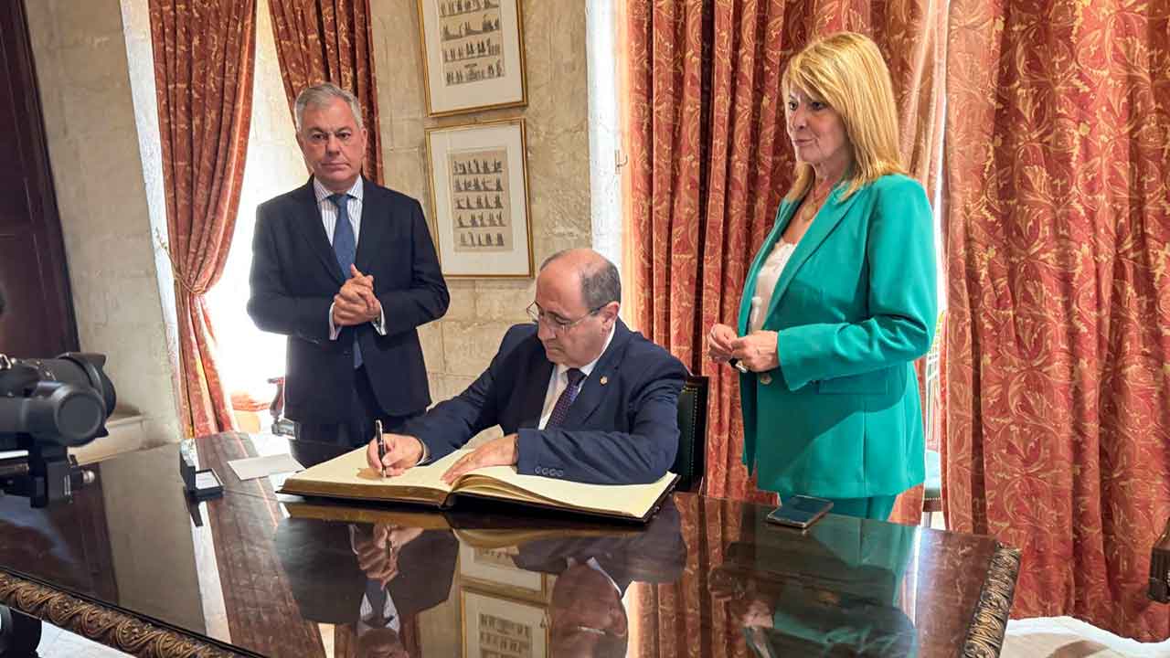 Autarcas estiveram reunidos em Sevilha e preparam deslocação a Bruxelas para tentar antecipar prazos de construção desta linha internacional de Alta Velocidade entre o Algarve e a Andaluzia.