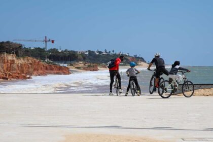 Idas à praia ou a zonas costeiras no fim de semana prolongado que se avizinha com bom tempo requer comportamentos de segurança, alerta a Autoridade Marítima Nacional.
