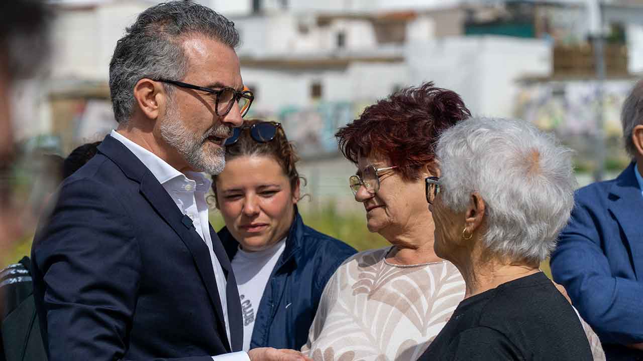 O Bairro 16 de Junho, localizado numa das zonas que mais tem crescido e valorizado na cidade de Olhão, vai renascer poucos metros ao lado do local onde existiu durante décadas, mas agora em vez de construções ilegais e sem condições, passarão a ser moradias bifamiliares com todas as comodidades.