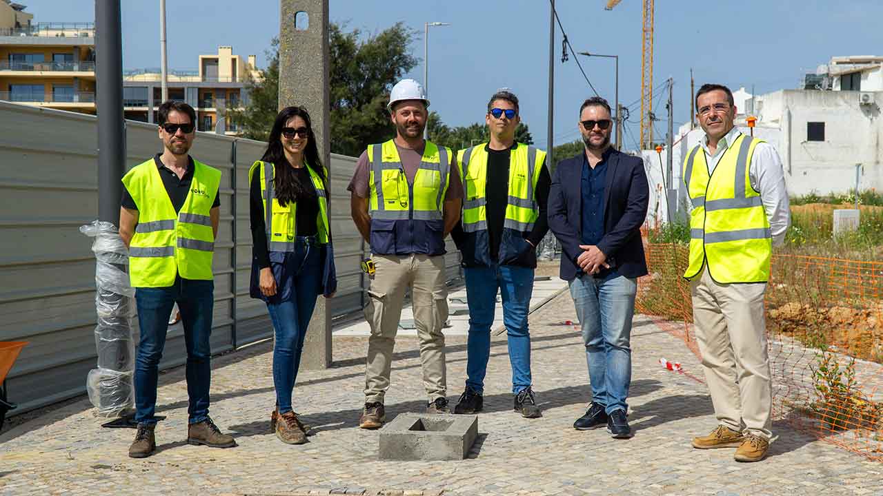O Bairro 16 de Junho, localizado numa das zonas que mais tem crescido e valorizado na cidade de Olhão, vai renascer poucos metros ao lado do local onde existiu durante décadas, mas agora em vez de construções ilegais e sem condições, passarão a ser moradias bifamiliares com todas as comodidades.