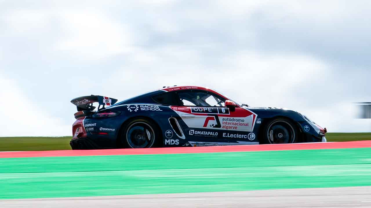 Ao volante do Porsche Cayman com as cores do Autódromo Internacional do Algarve (AIA), Bernardo Pinheiro cumpriu este fim de semana, a ronda inaugural do Campeonato de Portugal de Velocidade (CPV).