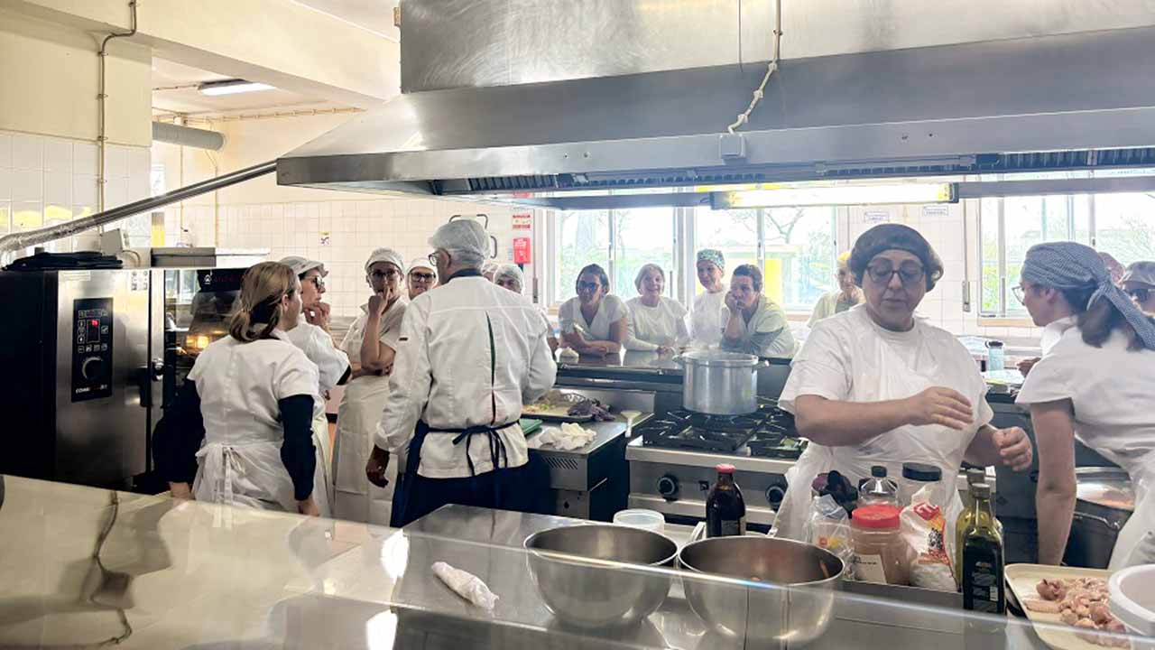 Formação visa contribuir para a melhoria da qualidade das refeições servidas nas cantinas escolares de Faro.