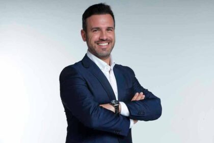 Com 38 anos, Carlos Gouveia Martins é o candidato do PSD/CDS-PP à Câmara Municipal de Portimão, tentando quebrar «com urgência» meio século de governação do PS.