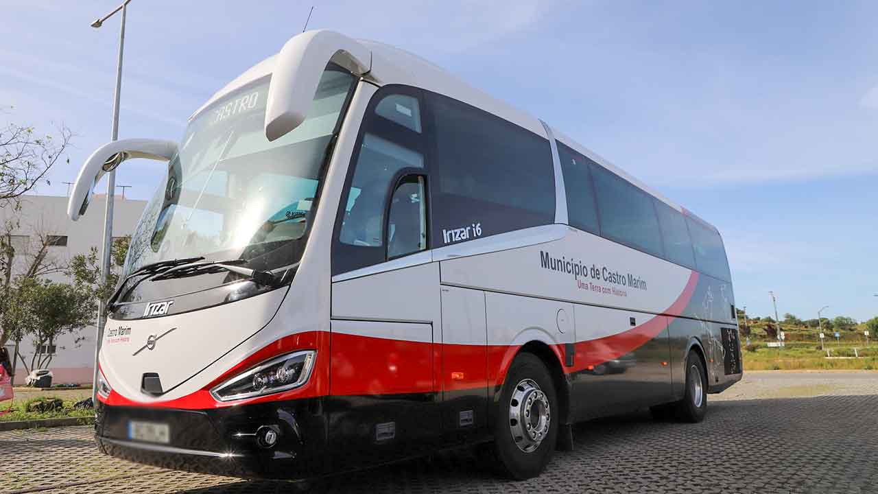 O município de Castro Marim adquiriu um novo autocarro de transporte escolar adaptado a pessoas que usem cadeiras de rodas.