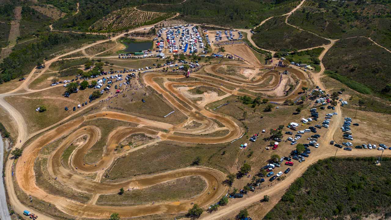 A quarta jornada do Campeonato de Motocross de Portugal vai trazer à Cortelha cerca de 100 pilotos nas diversas classes, num circuito que apresenta melhorias e novidades nos saltos.
