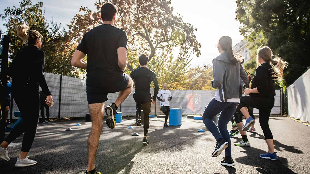 A prática semanal de 150 minutos de exercício físico moderado reflete-se num risco mais baixo de desenvolver cancro em adulto.