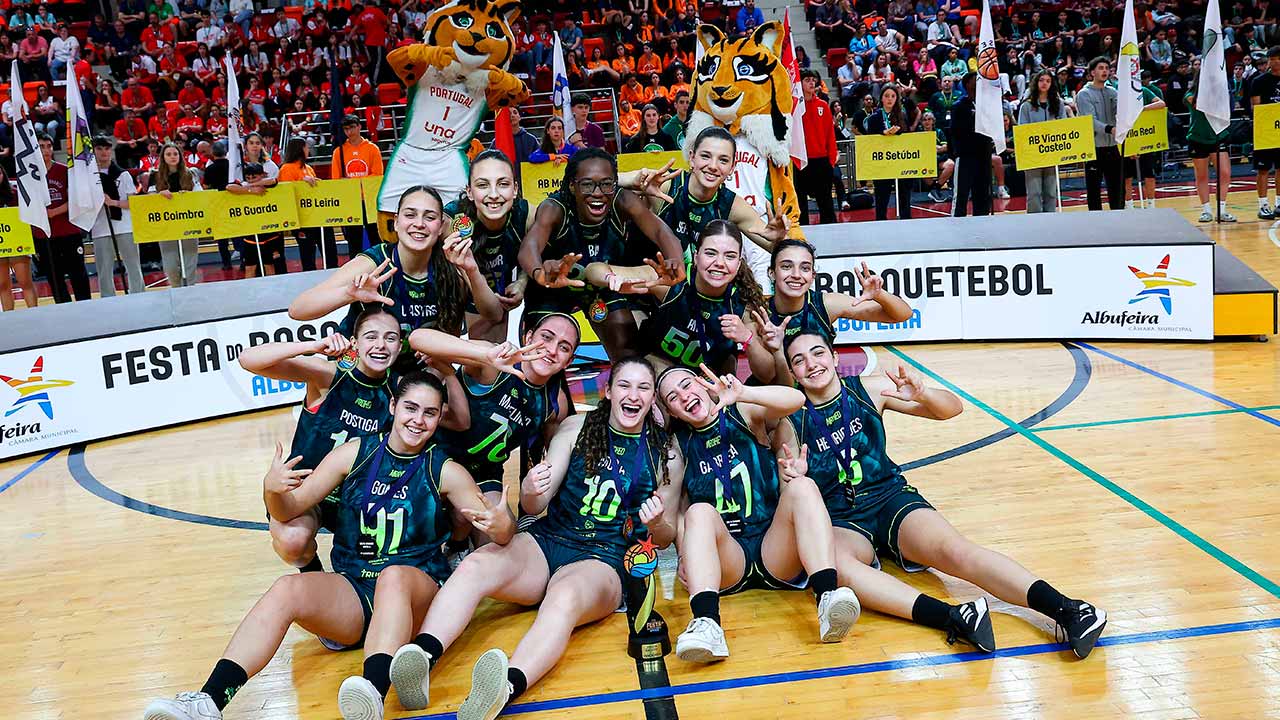 Centenas de atletas de 72 equipas de todo o país estiveram na Festa do Basquetebol Juvenil de Albufeira, que terminou com uma ação solidária e a entrega de prémios aos vencedores.
