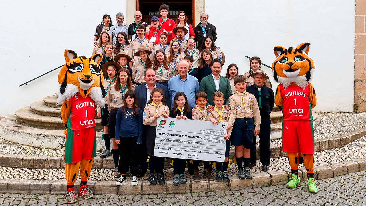 Centenas de atletas de 72 equipas de todo o país estiveram na Festa do Basquetebol Juvenil de Albufeira, que terminou com uma ação solidária e a entrega de prémios aos vencedores.