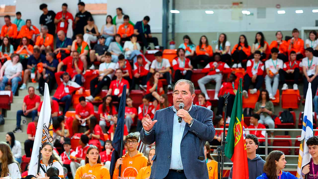 Centenas de atletas de 72 equipas de todo o país estiveram na Festa do Basquetebol Juvenil de Albufeira, que terminou com uma ação solidária e a entrega de prémios aos vencedores.