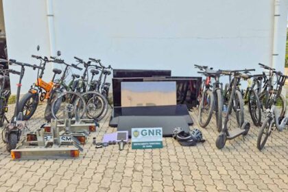 A GNR deteve um homem suspeito de furtos de bicicletas e apreendeu material resultante dos crimes, avaliado em 80.000 euros, no Algarve.