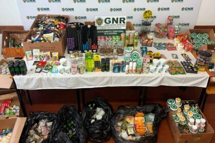 Mais de 2.300 produtos com canábis foram apreendidos pela GNR em Albufeira, numa operação que contou ainda com cinco pessoas detidas.