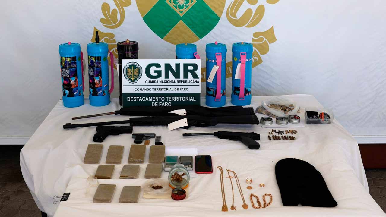 A GNR deteve um homem em São Brás de Alportel por violência doméstica e pelo tráfico de estupefacientes, tendo-lhe sido aplicada a medida de coação de prisão preventiva.