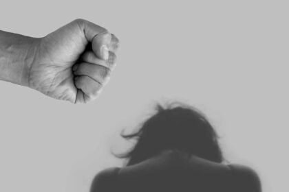 A GNR deteve um homem em São Brás de Alportel por violência doméstica e pelo tráfico de estupefacientes, tendo-lhe sido aplicada a medida de coação de prisão preventiva.