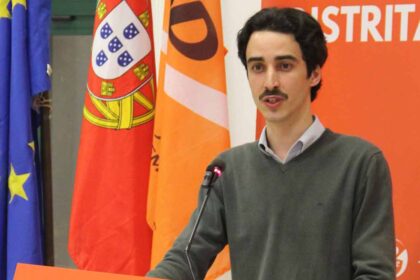 João Campos, novo presidente da JSD Algarve destacou o facto de encabeçar uma lista de jovens altamente competentes, interessados e que carregam em si um amor especial às suas terras e ao Algarve. O VIII Congresso Distrital da Juventude Social Democrata (JSD) Algarve, decorrei no sábado, dia 29 de março decorreu, em Cachopo, concelho de Tavira. A cerimónia de encerramento foi o ponto alto do dia, ao contar com a presença da Ministra do Ambiente e Energia, Maria da Graça Carvalho e onde o presidente-eleito, o lacobrigense João Campos, fechou o evento com o seu discurso. O congresso começou na parte da manhã, onde foi discutido o mandato que findou, encabeçado pelo tavirense Artur Teixeira Gomes, e foi apresentado o relatório de atividades. Na parte da tarde decorreu a apresentação da Moção de Estratégia Global do mandato que já iniciou funções, bem como foi votada a Comissão Política Distrital para 2025-2027, a Mesa do Congresso Distrital para o mesmo período, encabeçada pelo são-brasense Sérgio Luz, e ainda a eleição de Artur Teixeira Gomes como presidente honorário da JSD Algarve. A Moção de Estratégia Global apresentada divide-se em duas partes, uma política programática e outra de funcionamento interno da estrutura. A primeira realça oito agendas para o Algarve, com destaque para a mobilidade, o combate às desigualdades e pobreza, a habitação ou a resolução do problema da escassez de água. Depois de decorrida a votação, iniciou-se a sessão de encerramento e respetiva tomada de posse que contou, além da ministra do Ambiente e Energia, com o presidente da Assembleia Distrital do PSD Algarve, José Mendes Bota; o deputado à Assembleia da República, Dinis Faísca; a presidente do PSD Tavira, Ana Rita Pacheco; Rafael Dias, presidente da Junta do Cachopo; Bruno Faria, vice-presidente da JSD Nacional; Bruno Inácio, vice-presidente do PSD Algarve; Carlos Baía, representante dos TSD Algarve e Miguel Veiga, representante do IPDJ do Algarve. No seu discurso de encerramento o presidente eleito da Comissão Política Distrital, João Campos, destacou o facto de encabeçar uma lista de diversos jovens altamente competentes, interessados e que carregam em si um amor especial às suas terras e ao Algarve. Foi ainda referido a importância não só das legislativas que se avizinham, como também das autárquicas e nas quais o PSD quer inverter o atual quadro regional.